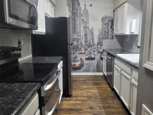 Building Photo - 17583 Red Oak Dr