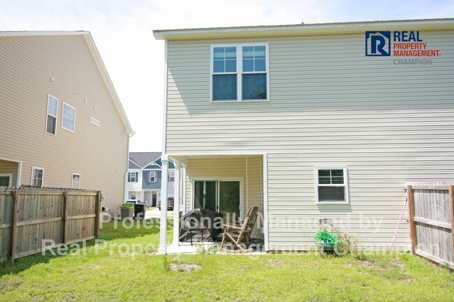 Building Photo - Beautiful Townhome with Open Floorplan and Covered Patio