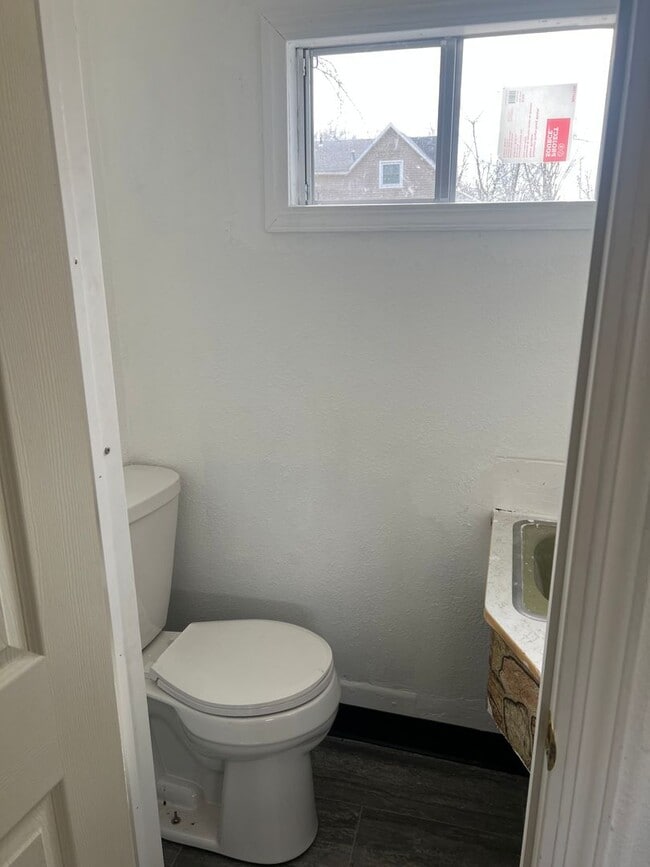 Building Photo - 2 bedroom, 1.5 bath home in Brookline
