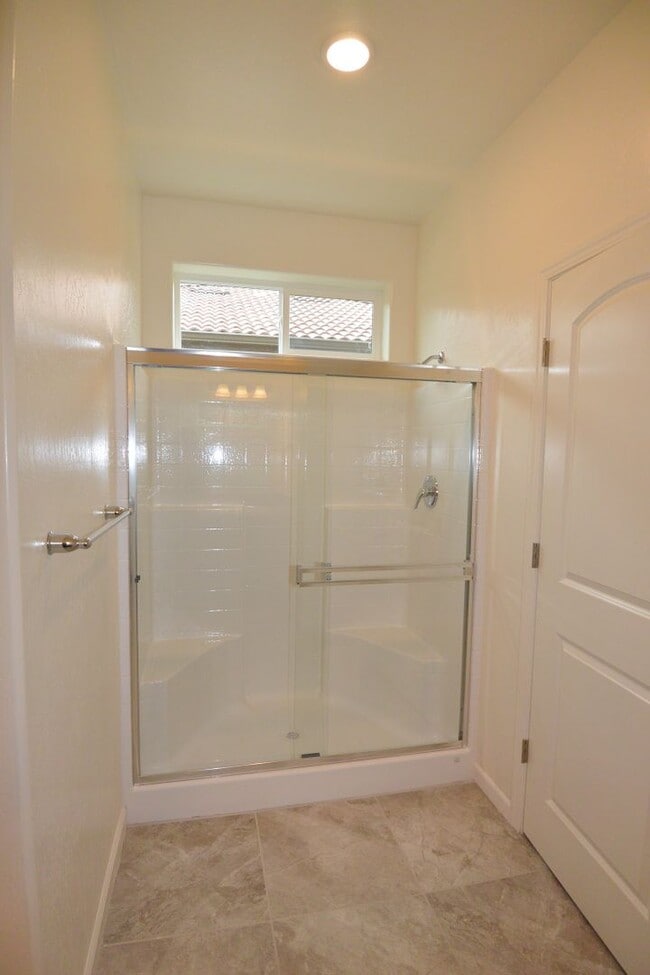 Building Photo - 3 bedroom 2 bathroom in Ashton Park gated community NW Visalia!