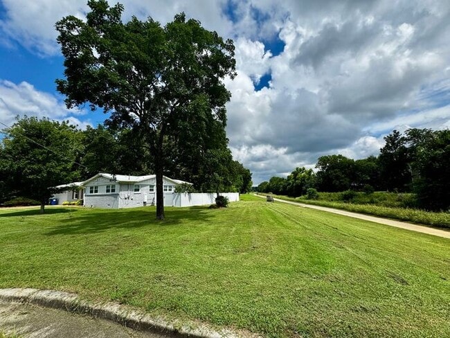 Building Photo - Fenced yard by Greenway near Grissom High School