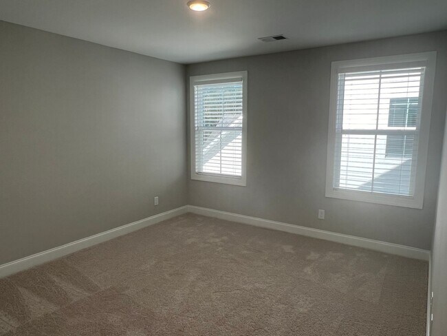 Building Photo - Lovely Three Bedroom Townhouse in Washington Square!