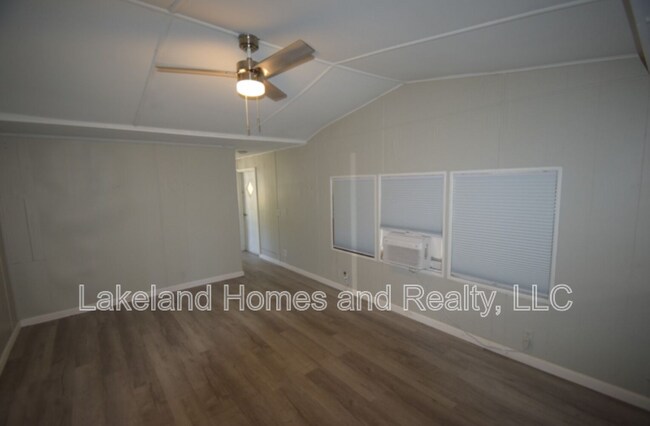 Building Photo - 4053 Bay Ave SE