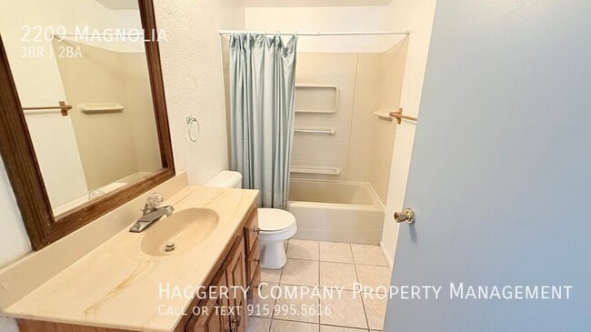 Building Photo - 2209 Magnolia-