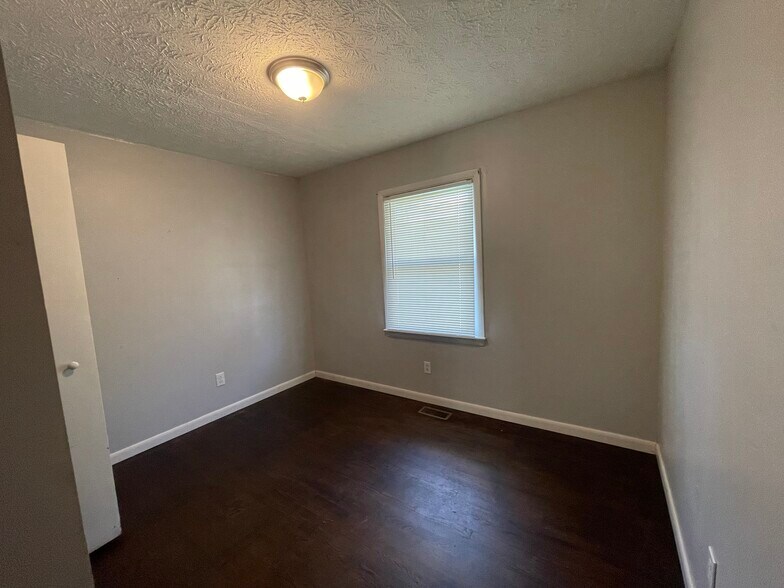 Building Photo - 710 Tamarack Rd