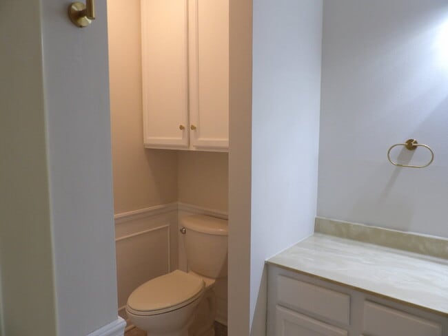 Building Photo - 6095 Courtly Alcove