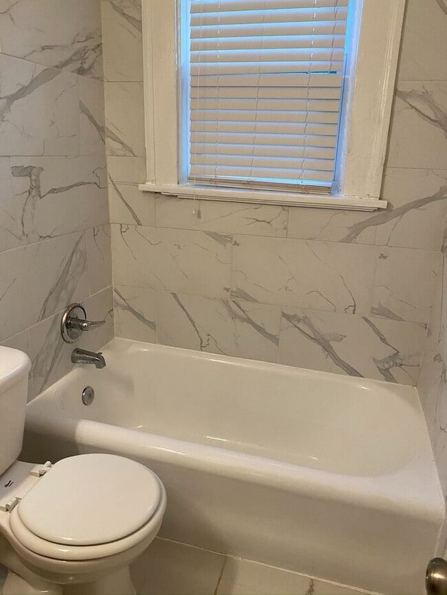 Building Photo - Charming Remodeled 1 Bedroom / 1 Bathroom ...