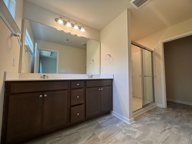 Building Photo - 3BR 2.5BA Townhome