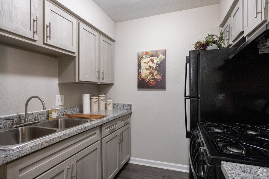 2 BR, 1 BA - 850 SF - Kitchen - The Park at Vittoria