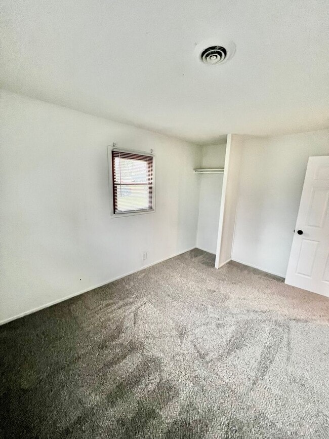Building Photo - New Listing! 3 bedroom House!