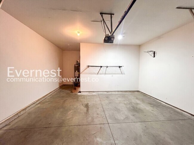 Building Photo - 4-Bed/2.5-Bath/ Home with Attached Garage and Large Yard/Available Now!