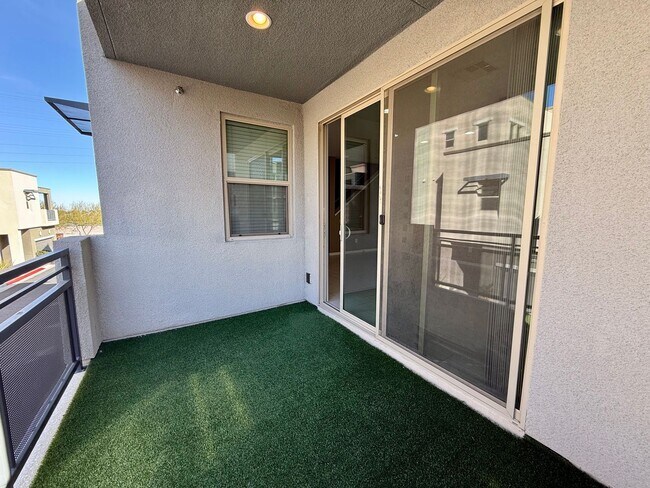 Building Photo - 2/BD 2.5/BA Luxury Gated Townhouse in Summ...