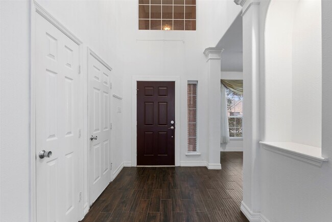 Building Photo - 9023 Eaglecove Dr