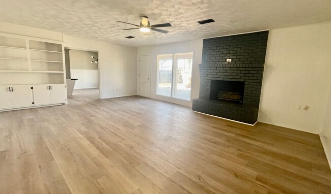 Building Photo - Gorgeous! Completely Remodeled 3/2/2 in Ba...