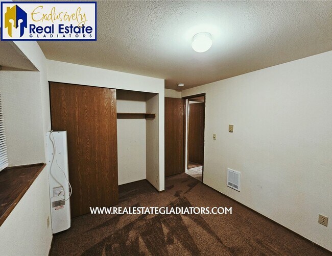 Building Photo - 4 Bed 2.5 Pet Friendly Home in Wilderness Rim