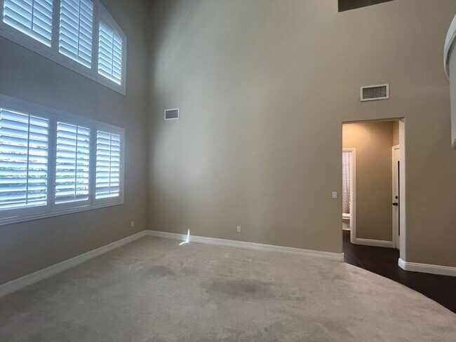 Building Photo - Discover this Gem w/sparkling pool & spa!