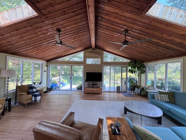 Building Photo - Lakefront Great Neck Home! 4/2.5 brick ranch in lovely Southern Point