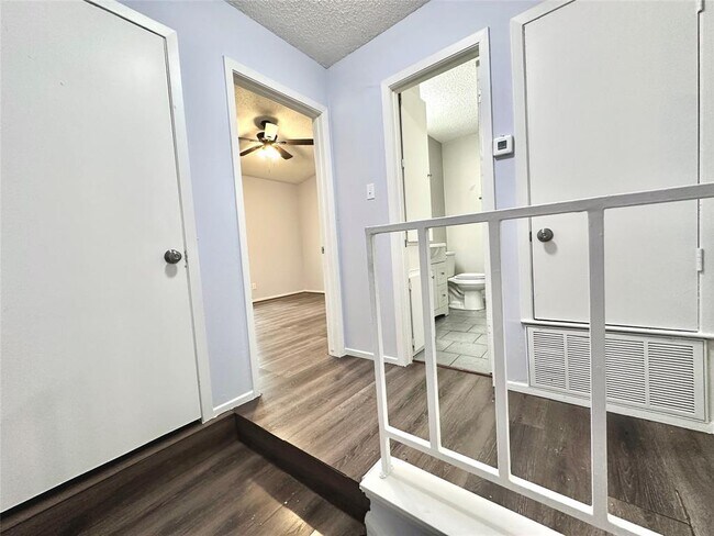 Building Photo - 3822 Southway Dr