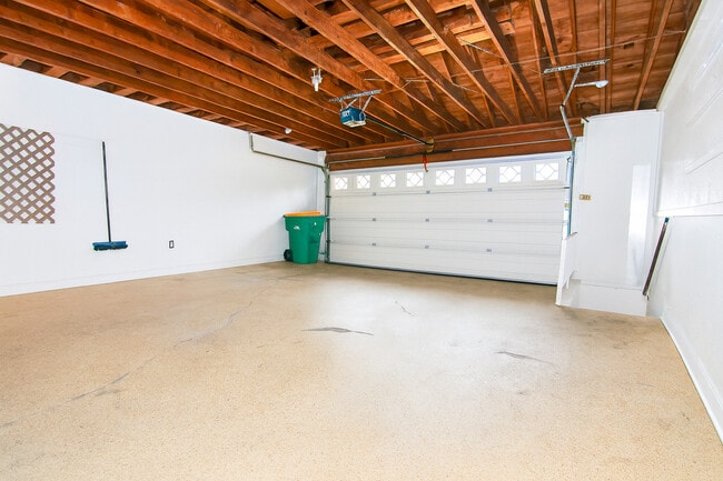Building Photo - 16 Longwood Way