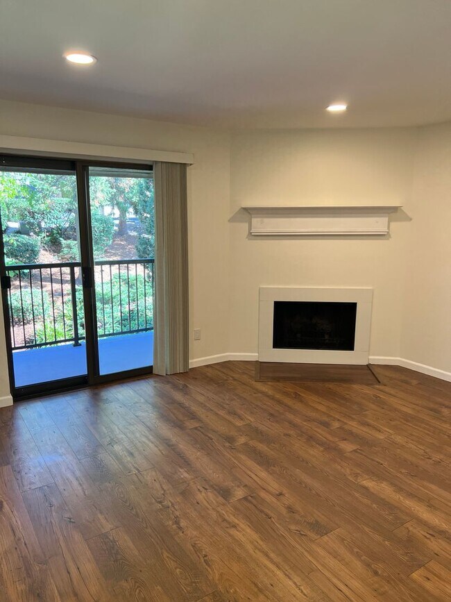 Building Photo - Newly renovated 2 bed x 1 bath on top floor in Kirkland!