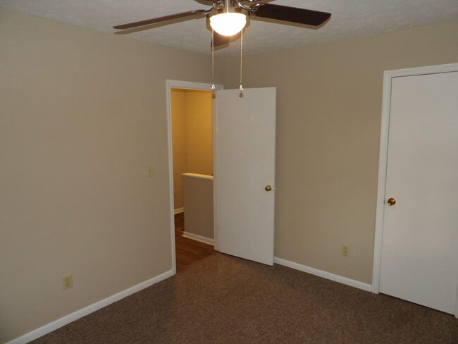 Building Photo - 207 Landings Dr