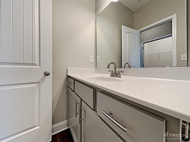 Building Photo - 1104 Downing Bluff Dr