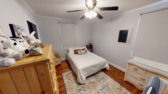 Building Photo - Fully Renovated 3 Bedroom GEM close to sho...