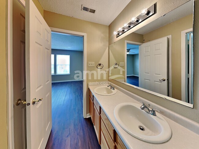 Building Photo - 356 Winterset Way