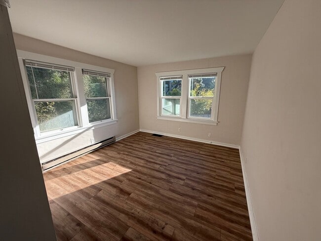 Building Photo - Unit with gorgeous water view in Bremerton.