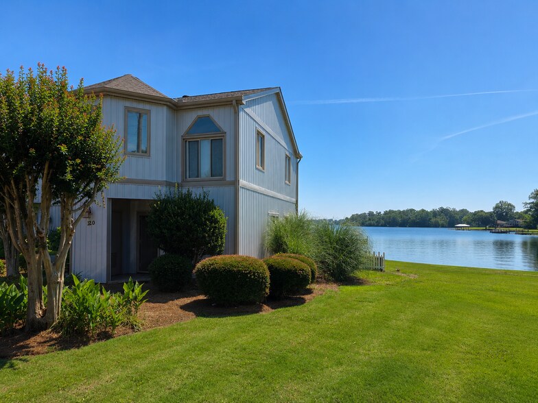 Building Photo - 120 Lake Ridge Dr