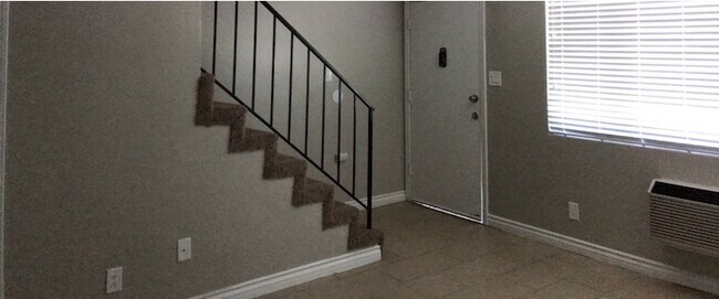 Building Photo - Beautiful 2Bed/1.5 Bath Half Off the 1st M...