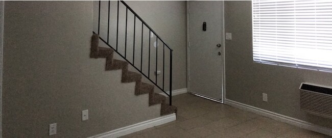 Building Photo - Remodel, Beautiful 2 bedroom 1 1/2 bath ap...