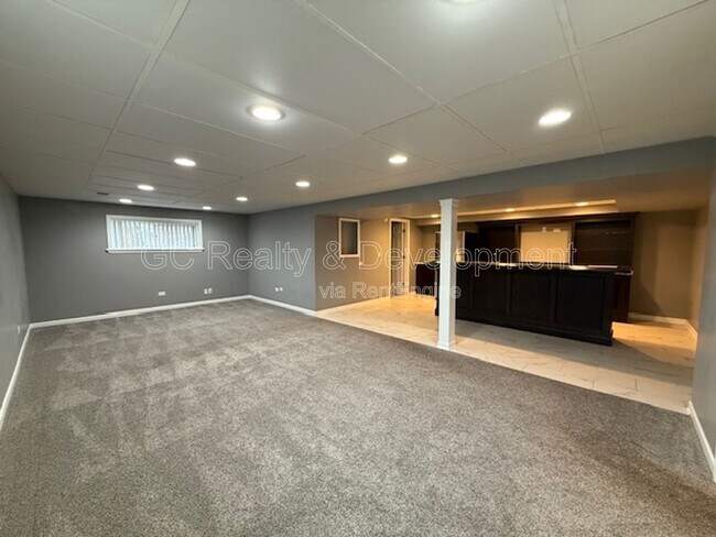 Building Photo - 609 Pinecroft Dr