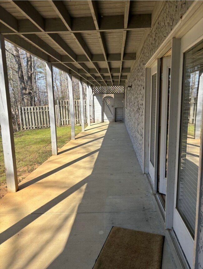 Building Photo - 462 Chalet Village Dr