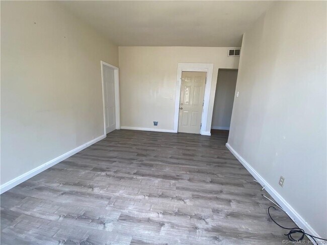 Building Photo - 282 Putnam St