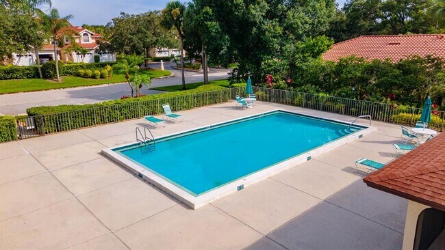 Building Photo - 5640 Golf Pointe Dr