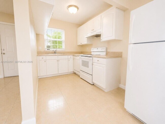 Building Photo - 4951 Wedgewood Way