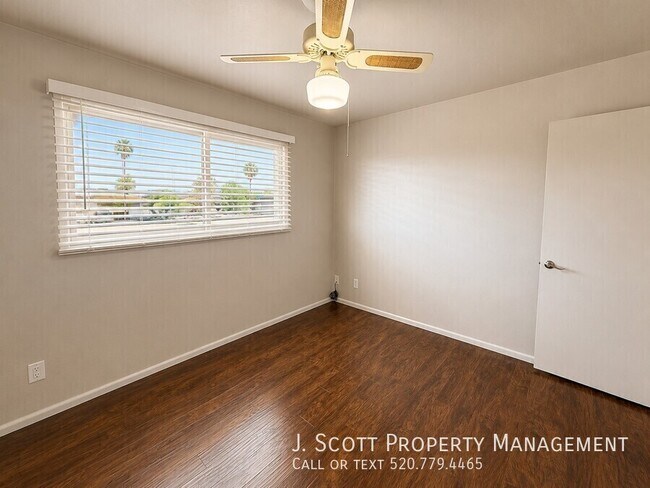 Building Photo - 6522 E Palm Ln