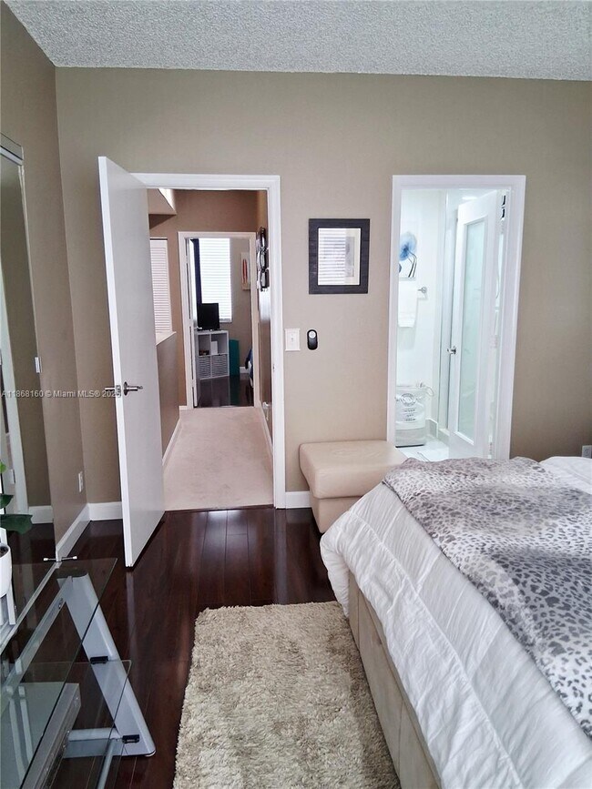 Building Photo - 7827 Sanibel Dr