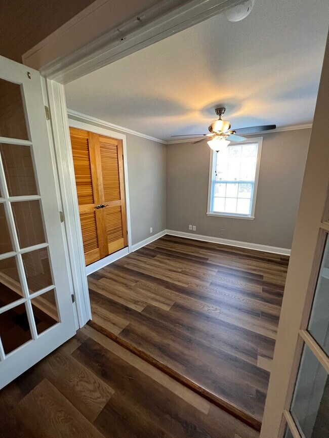 Building Photo - Historic mill house in hot Fort Mill SC with amazing kitchen!