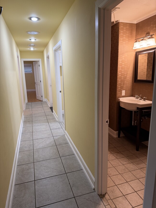 Building Photo - 184 Capitol Ridge Rd