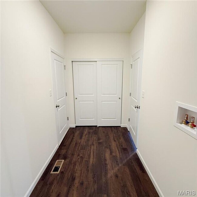 Building Photo - 302 Windmill View Court