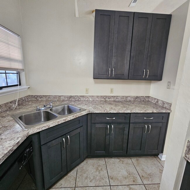 Building Photo - 261 Starmount Dr