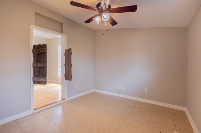 Building Photo - Available Now!  Affordable, Move-In Ready Home close to Interstate & Downtown Columbus.