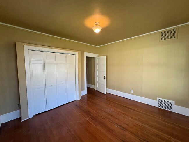 Building Photo - 2 Bedroom House in Southeast Eugene: Near UO Campus