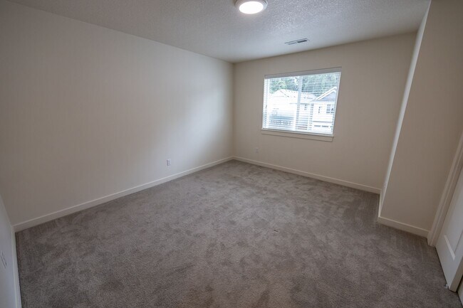 Building Photo - Three Bedroom Home in Ridgefield