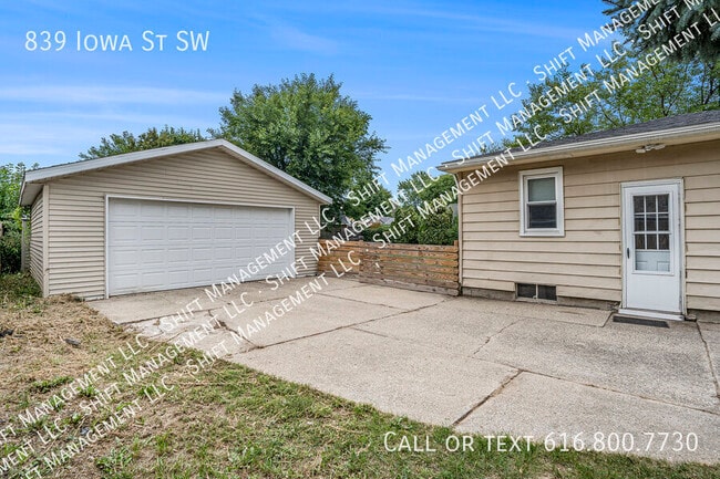 Building Photo - 839 Iowa St SW