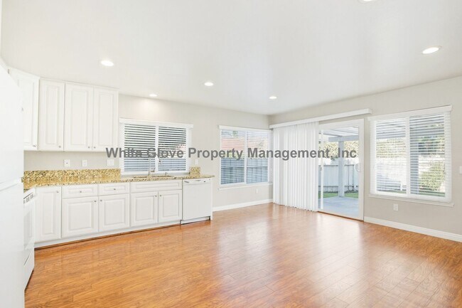 Building Photo - Beautiful Irvine Home with Wood Floors, Fireplace & Private Backyard