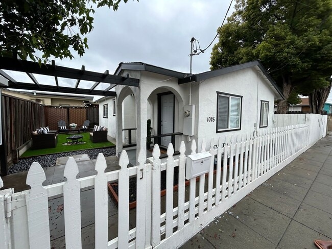 Building Photo - Stunning 4-bedroom, 2-bathroom home