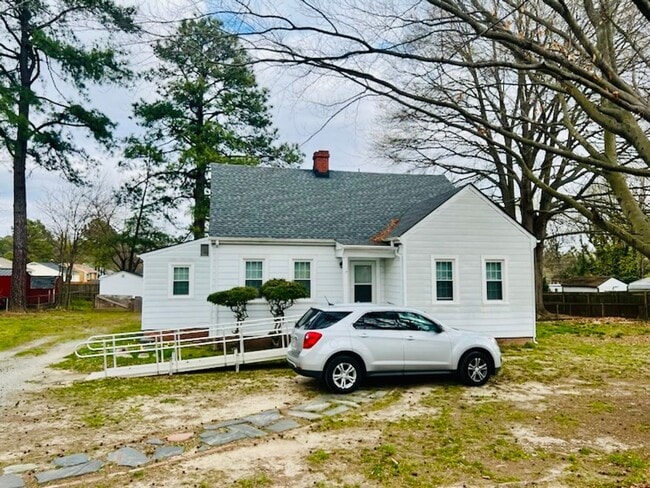 Building Photo - Renovated 3 bdrm/1.5 bath Home with Bonus Room and Dressing Room Located Near Hopkins Rd.